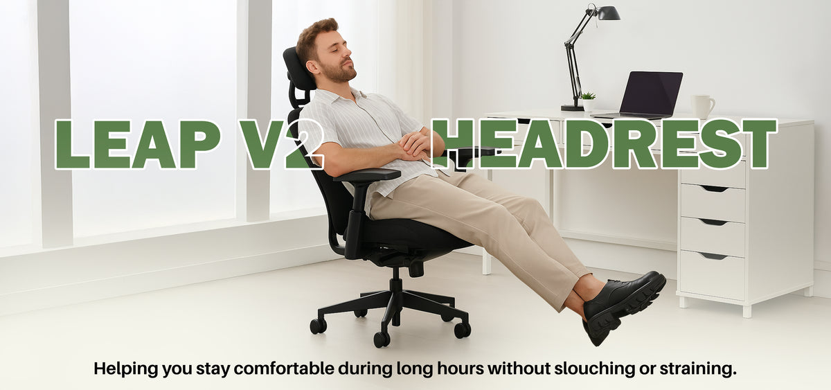 Leap V2 Kopfstütze von OfficeLogixShop: ein Mann lehnt sich in einem Steelcase Leap V2 mit Kopfstütze zurück, bequem über lange Stunden ohne Zusammensacken oder Verspannung